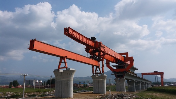 图为中铁二十局二公司建设者高标准、高效率推进箱梁架设任务