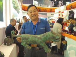 威风凛凛的仿古青铜器（老虎）。