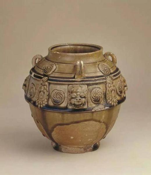 白釉高足杯，隋。里外满施白釉，足边无釉