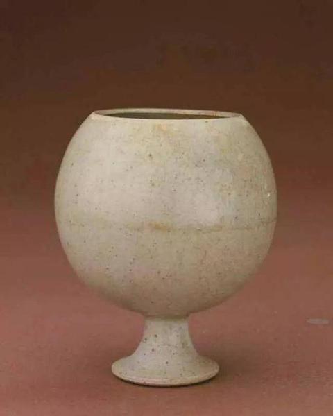 青釉模印塑贴四系罐，隋