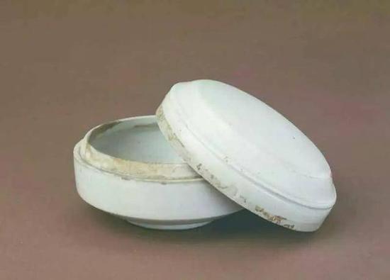 定窑白釉盒，唐