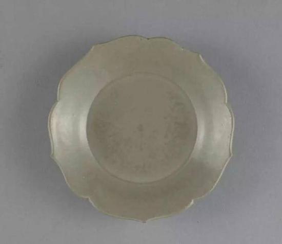 越窑青釉菱花口盘，五代