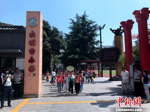 图为西安市未央区大明宫小学学生放学?！∶凤钽?摄