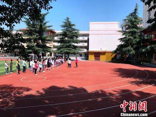 图为西安市未央区大明宫小学学生上体育课?！∶凤钽?摄