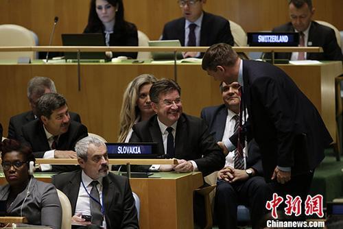 当地时间5月31日，第71届联合国大会正式选举斯洛伐克外长米罗斯拉夫·莱恰克为第72届联合国大会主席。莱恰克将于今年9月12日新一届联大开幕时上任。图为与会者向莱恰克致意。 <a target='_blank' href='http://www.chinanews.com/'>中新社</a>记者 廖攀 摄