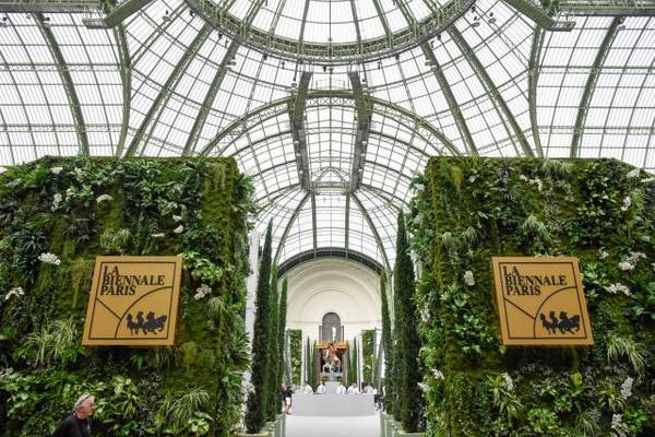 ↑9月11日，一名男子在法国巴黎古董双年展上参观。