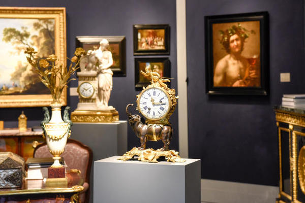 ↑这是9月11日在法国巴黎古董双年展上拍摄的一处展览陈设。