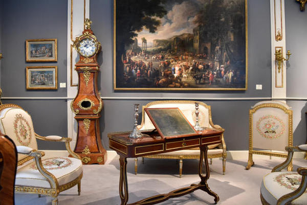 ↑这是9月11日在法国巴黎古董双年展上拍摄的一处展览陈设。3