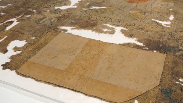 修复师们留下了这一片修复布料，以作为20世纪早期修复工作的一份记录