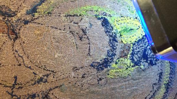 紫外线照射下，佛陀头部和光环部分的荧光