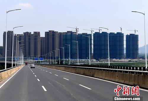 8月14日，中国国家统计局当日发布的数据显示，1-7月份，中国商品房销售面积86351万平方米，同比增长14.0%，增速比1-6月份回落2.1个百分点。商品房销售额68461亿元，增长18.9%，增速回落2.6个百分点。图为8月10日，福州一处成片开发建设中的房地产楼盘。<a target='_blank' href='http://www.chinanews.com/'>中新社</a>记者 张斌 摄