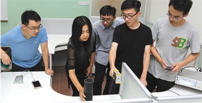 徐文渊教授和她的研究团队发现语音助手存在安全漏洞。图片来源：新京报