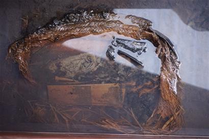 县令墓中保存完好的简牍等文物。