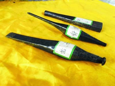 父亲陈志敬留给陈光铭的刻碑工具。