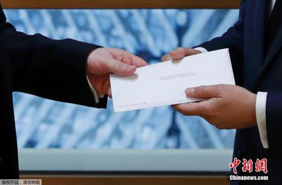 欧盟方面，在对英国决定脱离欧盟感到遗憾的同时，27个成员国表示，他们将行动一致，维护欧盟利益。