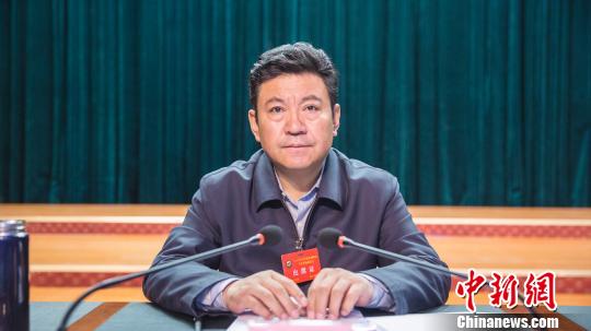 西藏自治区副主席、日喀则市委书记张延清在2017全区脱贫摘帽工作推进现场大会上讲话?！◇憧?摄