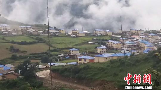 日喀则农牧民灾后重建的新房屋。　张露仰 摄