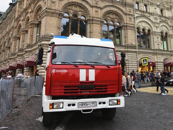 一辆救火车停在被疏散的百货商场外。（新华/卫星社）