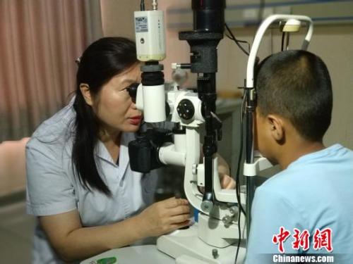 资料图：辽宁1名12岁男孩常玩手机游戏致近视2700度。