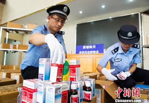 资料图：黄埔海关7月24日透露，该海关近日成功破获一起水上偷运走私毒品案，该案共计查获含有复方可待因、盐酸麻黄碱成分的止咳水3522瓶。<a target='_blank' href='http://www.chinanews.com/'>中新社</a>记者 林晓薇 摄