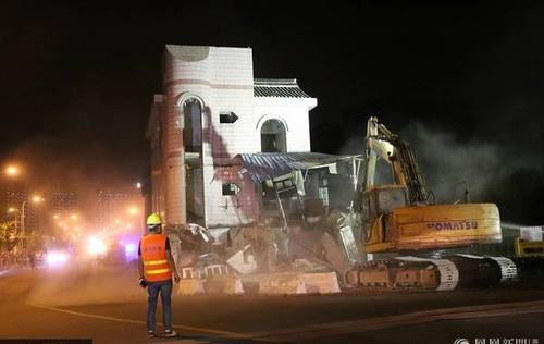 2017年9月17日晚，位于上海松江区九亭镇的沪亭北路上长达14年的钉子户准备拆除，18日凌晨准时开始拆除，现场两台挖掘机有序的拆除，在轰隆隆哒哒哒的声音下，不到一个小时的时间原本占马路中央的钉子户房屋已不复存在。