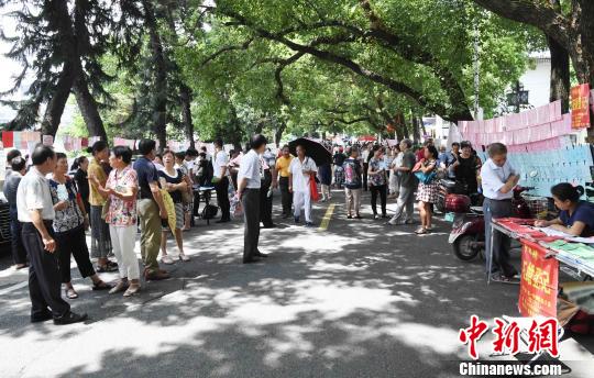 8月27日，“七夕”将至。福州于山“相亲会”人山人海?！×蹩筛?摄