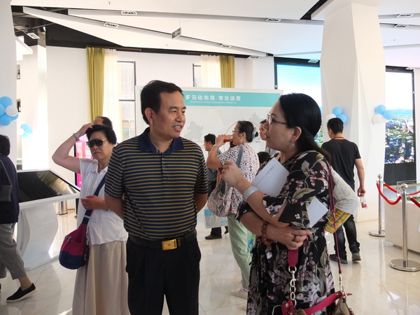 ３、民盟中央科技委委员、民盟北京市委石景山科技支部主委祝智军（左）与应邀参与此次调研活动的民盟中央妇委会委员、首都女记协理事张春莉现场交流深入调研体会。侯健鹏　史明霞　摄影