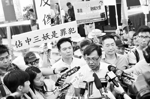 图片说明：17日，何君尧接受港媒采访。