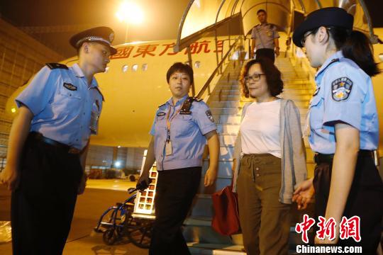 9月19日晚，闵某搭乘东航MU588次航班抵上海?！∫罅⑶?摄