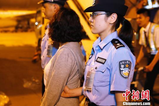 9月19日晚，闵某搭乘东航MU588次航班抵上海?！∫罅⑶?摄