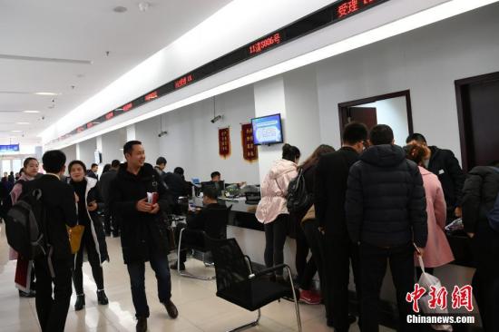 3月24日，成都最新住房限购政策颁布第一天，成都市天府新区不动产登记中心涌现大批购房者前来咨询新政策。23日晚7时许，成都市人民政府办公厅发出《成都市人民政府办公厅关于完善我市住房限购政策的通知》，将二手房纳入限购范围是与之前的限购政策最大的区别。文件要求，将二手住房纳入限购范围，购房者在住房限购区域购买二手住房的，应符合成办发〔2016〕37号、成办发〔2016〕45号文件规定的购买商品住房条件，且只能新购买1套住房(包括商品住房和二手住房)。 张浪 摄