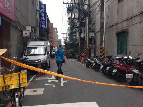 土城日新街传出枪响，2位民众重但后无生命迹象，警方封锁现场采证中。图片来源：台湾《中国时报》