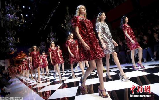 资料图：意大利米兰时装周模特展示品牌服饰。