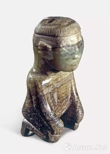 玉人 身体有褐色沁，上有蛇纹和云纹