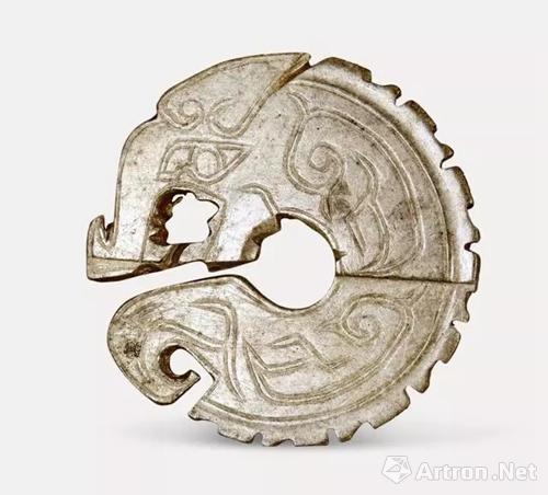 玦形玉龙 侵蚀较严重，“臣”字大眼，表面有开料留下的痕迹