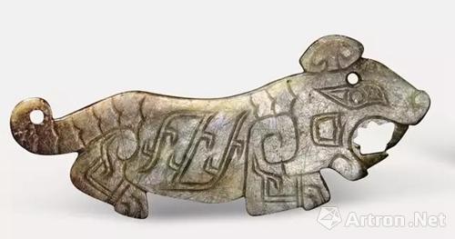 玉虎 片雕，青白玉，有褐色沁斑，颈部饰鳞纹、身上饰云纹、尾饰连弧纹