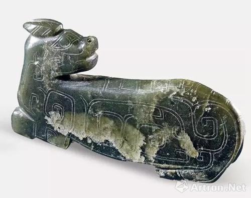 玉牛 碧玉，上有绺裂的白色斑片