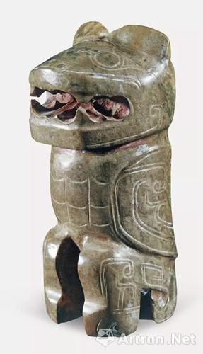 玉虎头怪鸟 圆雕，青玉，大部分已沁蚀成黄褐色