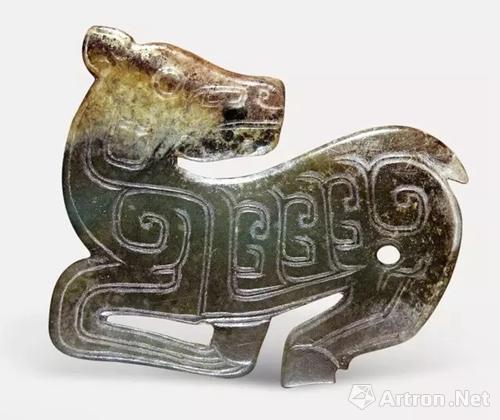 玉鹿 片雕，碧玉，有黄褐色沁斑，颈饰鳞纹，身饰云纹