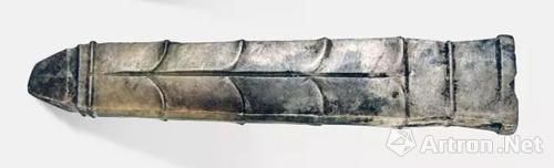 玉柄形器 青玉，有褐色沁，饰对称卷云纹