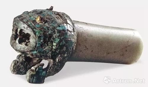 铜头玉身虎 虎头及前肢为铜嵌绿松石，可能为权杖头