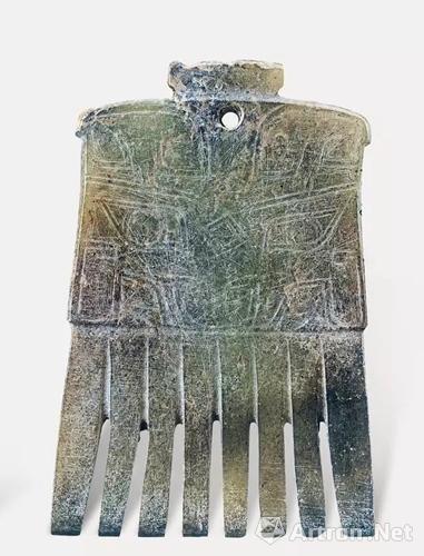 兽面纹玉梳 青玉，有白色、黄褐色沁色