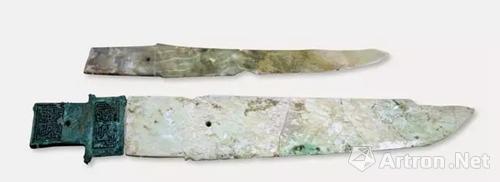 玉援铜内戈 青玉，通体有白色、黄色沁斑