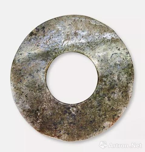 玉璧 碧玉，边缘不完整，制作较粗，留有加工痕迹