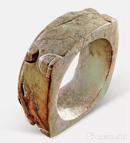 玉琮 青玉，褐色侵蚀较重，四角上下雕凸起的半圆形纹饰，形似蝉