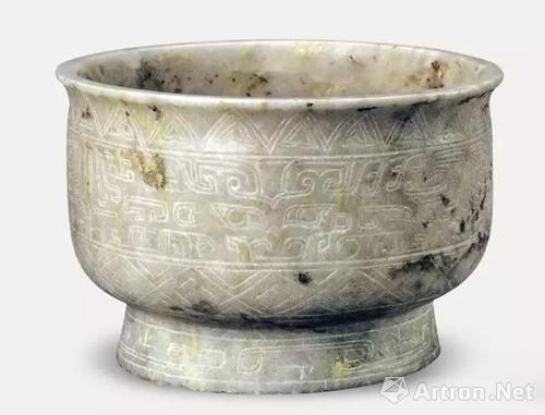 玉簋 青白玉，有黄褐色沁斑，饰三角纹、饕餮纹、弦纹