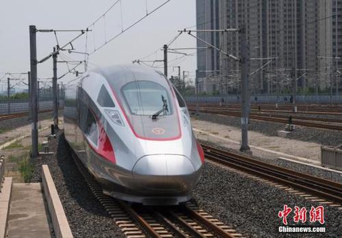 资料图：北京南站始发的“复兴号”列车途经济南西站。 <a target='_blank' href='http://www.chinanews.com/'>中新社</a>记者 侯宇 摄
