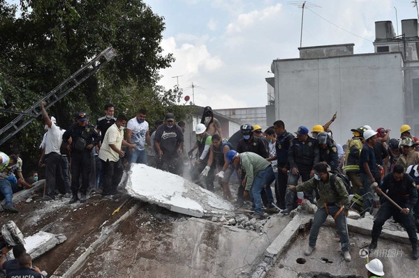 墨西哥震后民众迅速自救 墨西哥震后民众迅速自救