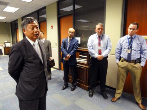 李强民(左)从休斯敦飞到亚特兰大对李案表达关切，并与警方交涉案情，右起为警探瑞奇、警督布鲁克、休斯敦领事葛明本、参赞周振成。(美国《世界日报》/吴炳宏 摄)