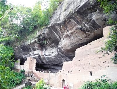 夫妻住在祖传的百年山洞 冬暖夏凉不愿搬家